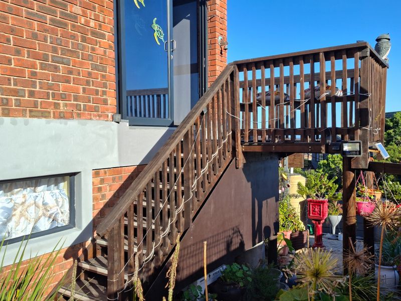 Effortless Coastal Living with Warm Contemporary Character - Photo 4