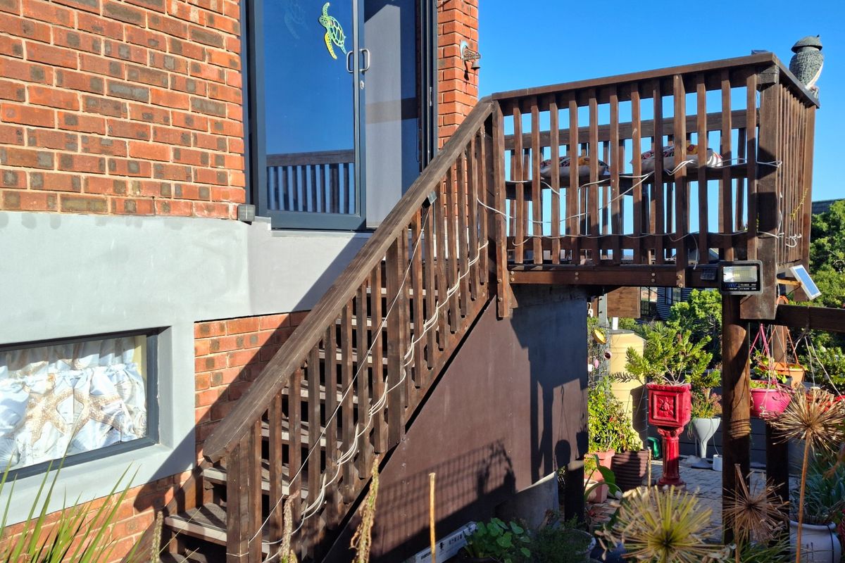 Effortless Coastal Living with Warm Contemporary Character - Photo 4