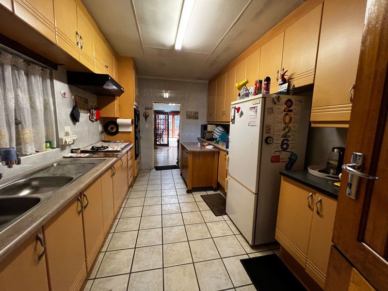 4 bedroom House 3 bathroom For Sale in Wierda Park Centurion - Photo 3