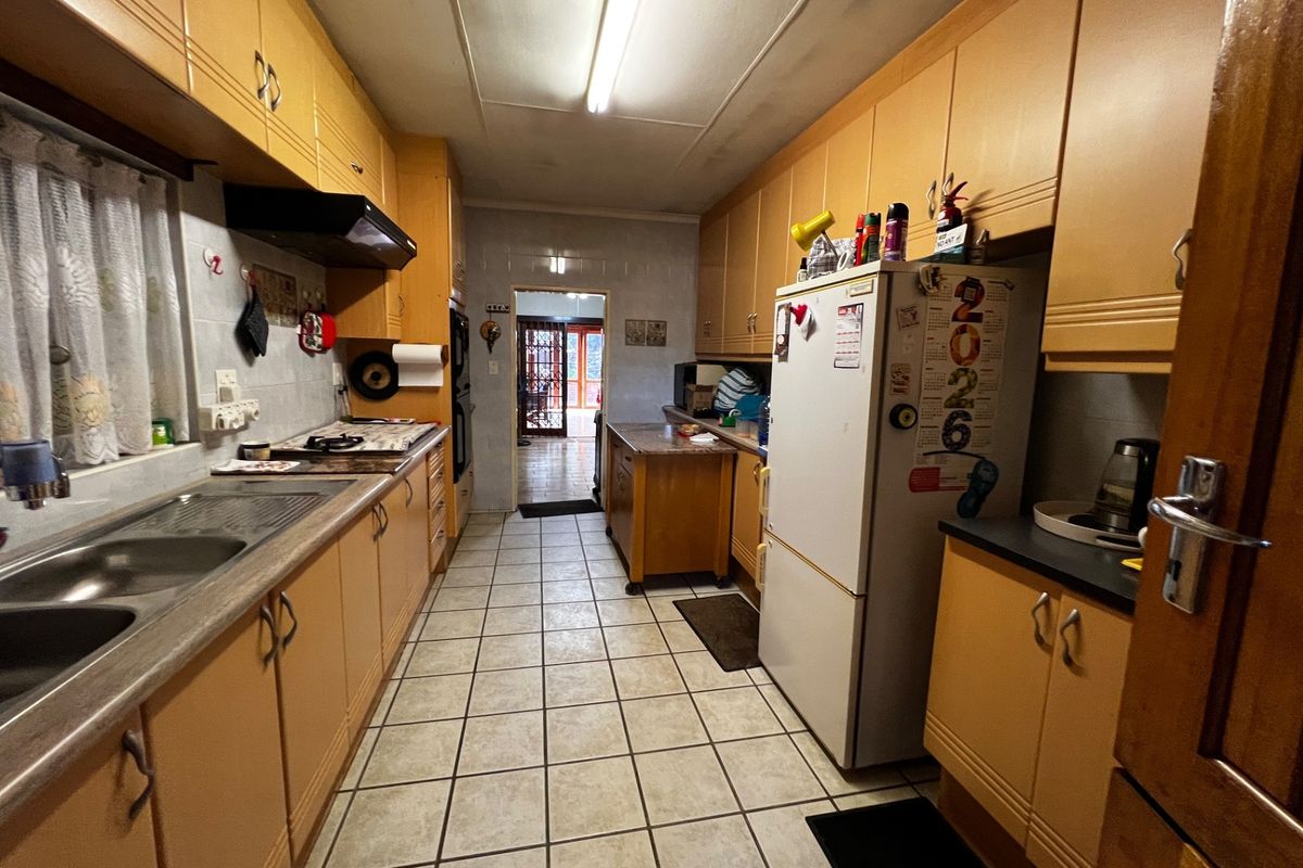 4 bedroom House 3 bathroom For Sale in Wierda Park Centurion - Photo 3
