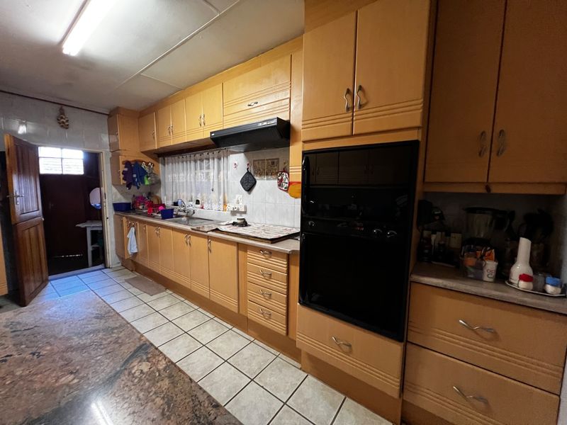 4 bedroom House 3 bathroom For Sale in Wierda Park Centurion - Photo 2