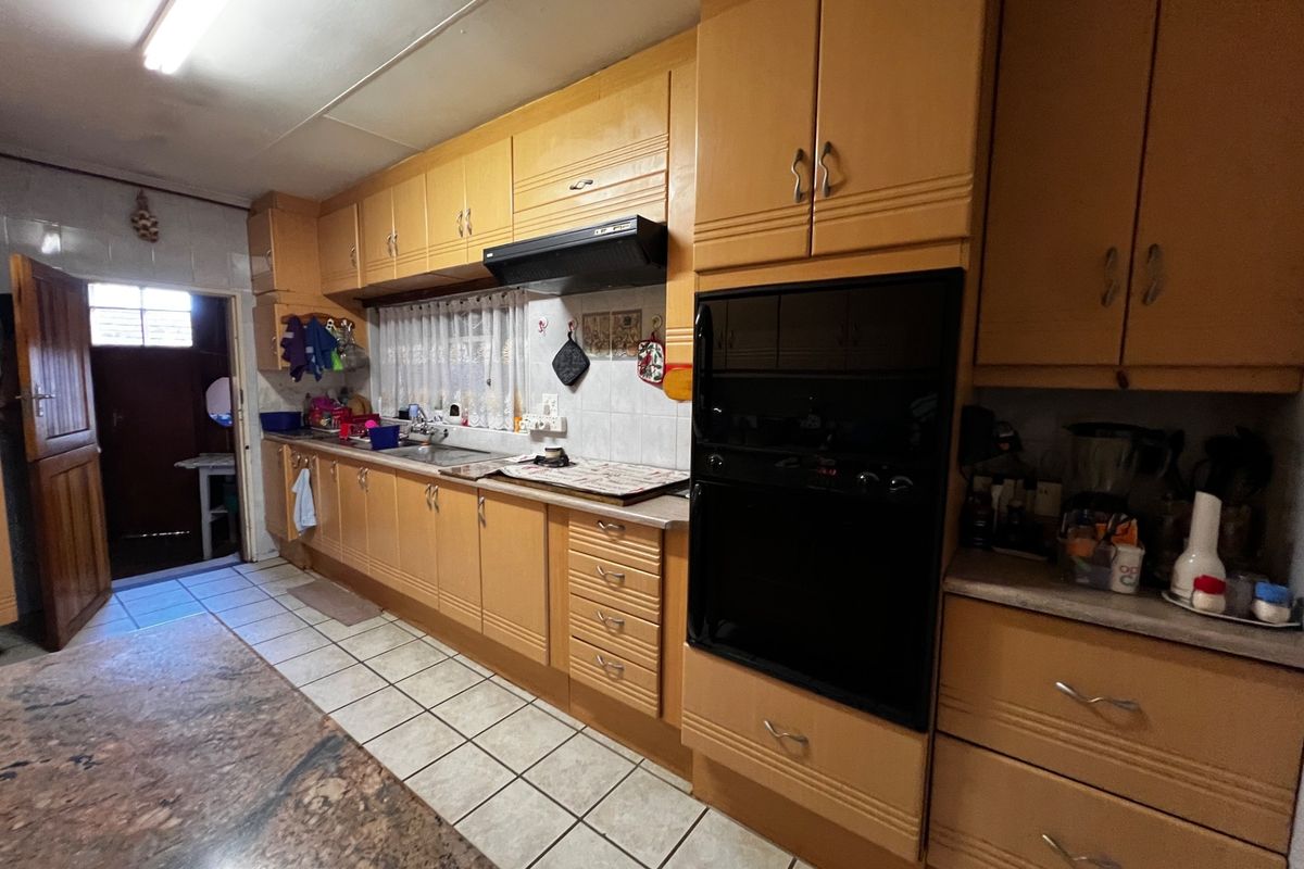 4 bedroom House 3 bathroom For Sale in Wierda Park Centurion - Photo 2