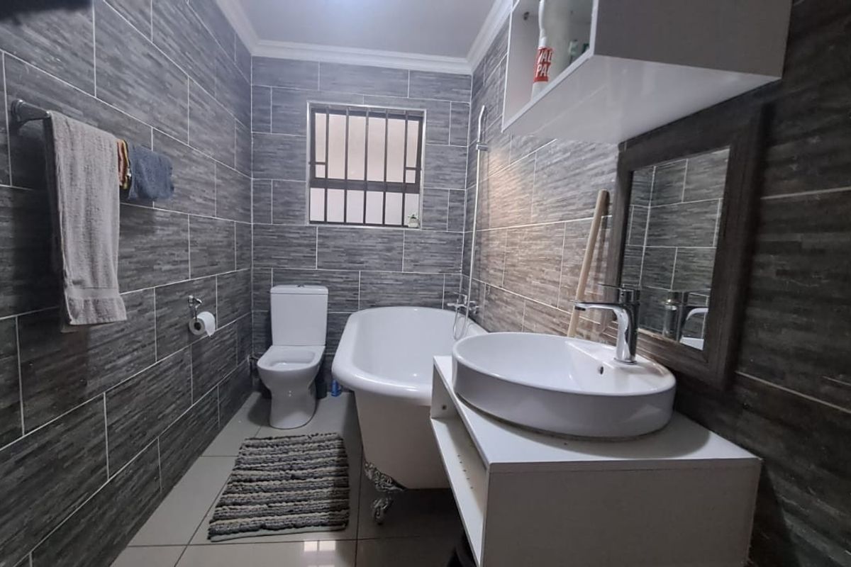 3 Bedroom House For Sale in Emdeni, Ext 2 Soweto - Photo 2
