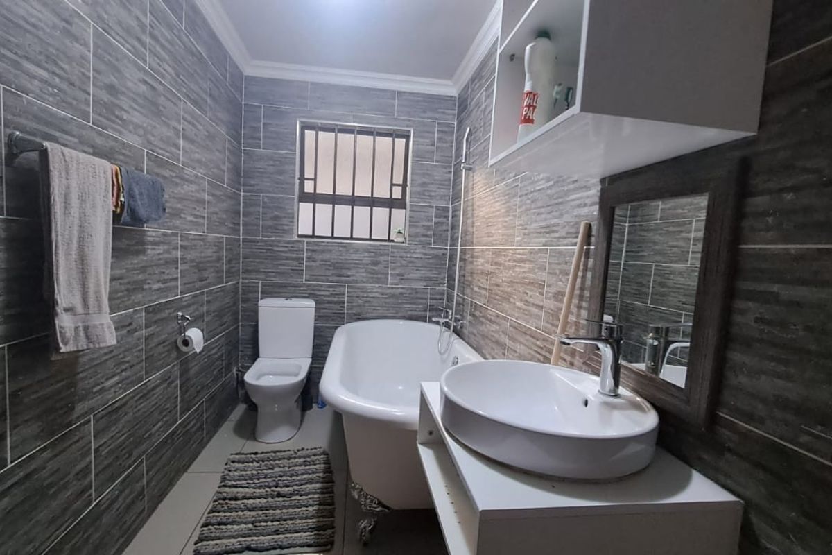 3 Bedroom House For Sale in Emdeni, Ext 2 Soweto - Photo 3