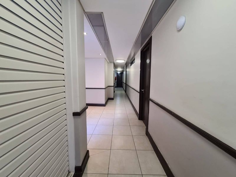 One-bedroom Apartment to Rent at The Square | Cape Town City Centre - Photo 4