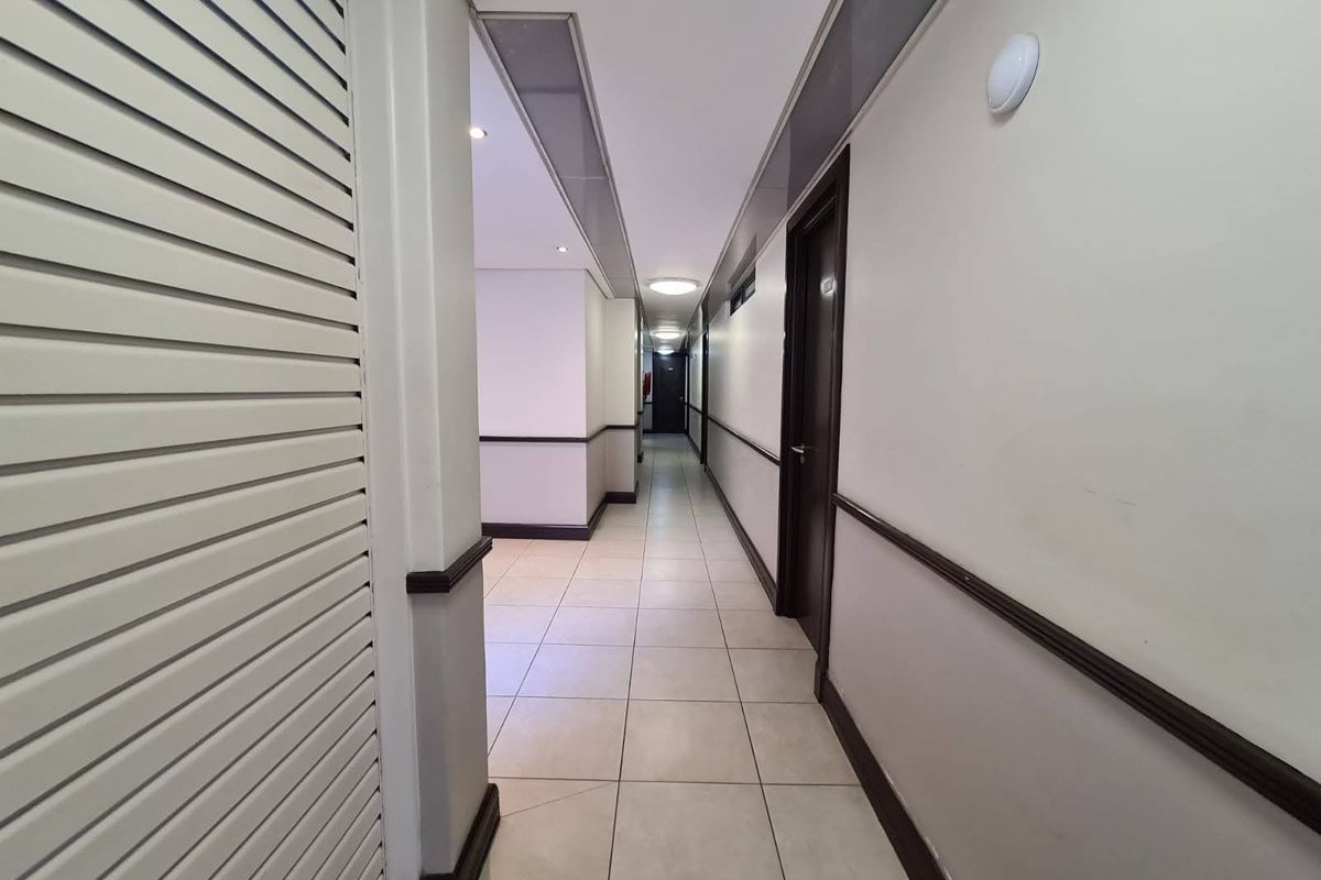 One-bedroom Apartment to Rent at The Square | Cape Town City Centre - Photo 4