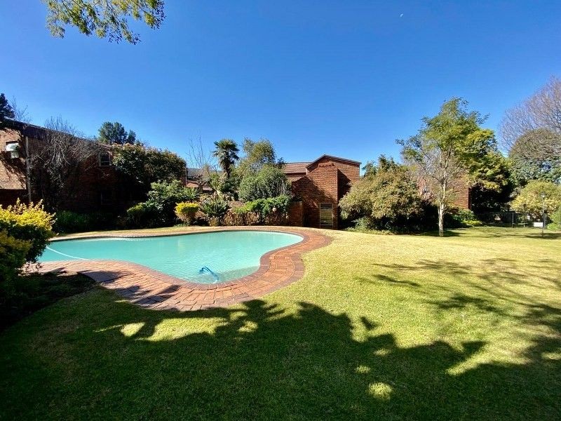 Lovely 3 bed townhouse in the heart of Sandton - Photo 3