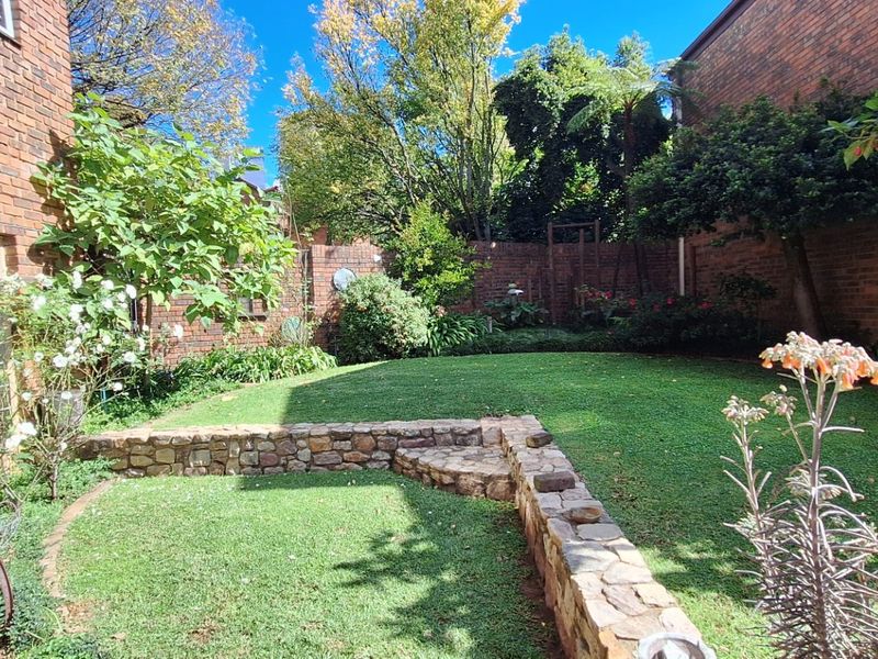 Lovely 3 bed townhouse in the heart of Sandton - Photo 2