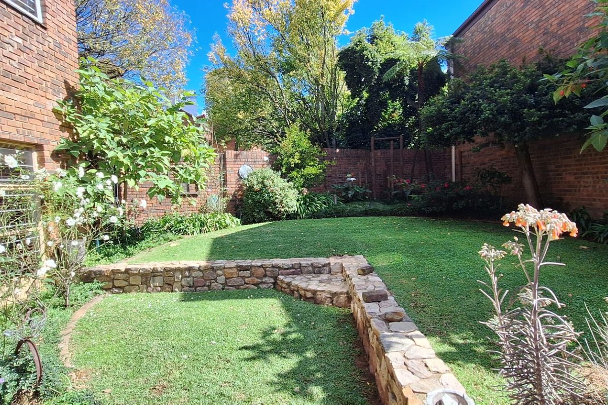 Lovely 3 bed townhouse in the heart of Sandton - Photo 2