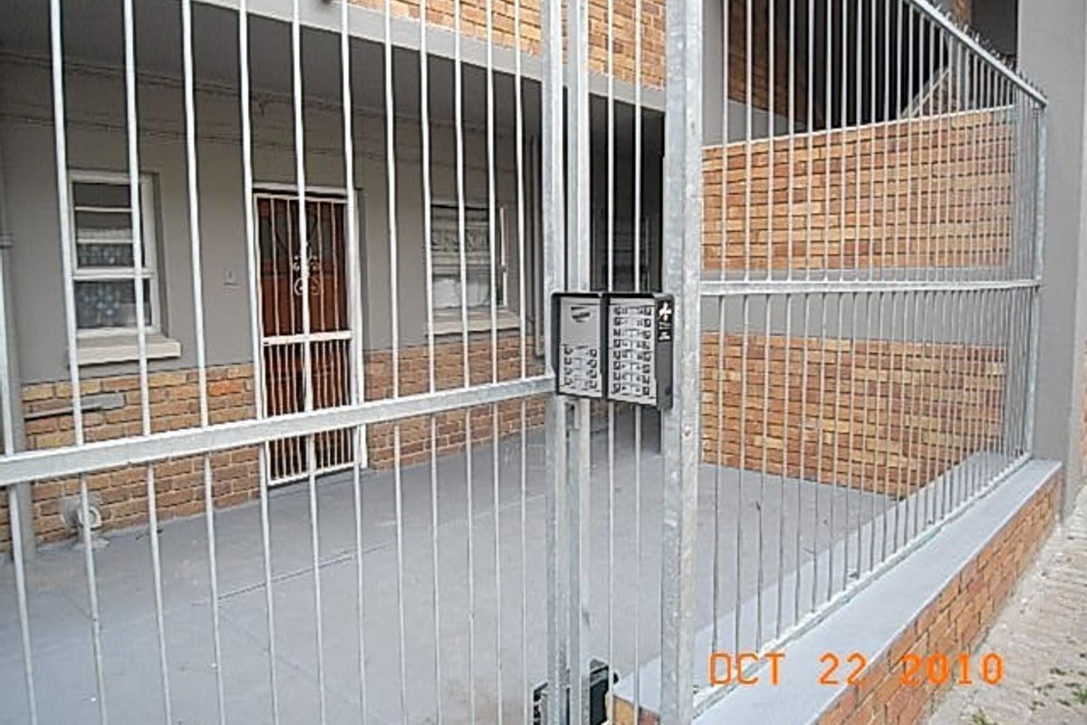 Apartment For Sale in Port Elizabeth Central, Port Elizabeth - Photo 2