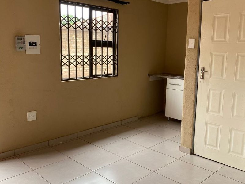 BACHELOR To Rent in Mahube Valley, Gemvalley Pretoria - Photo 2