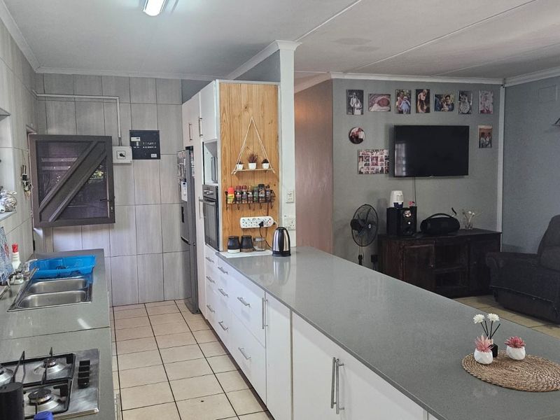 Spacious Coastal Family Home For Sale in Hibberdene, KwaZulu Natal - Photo 4