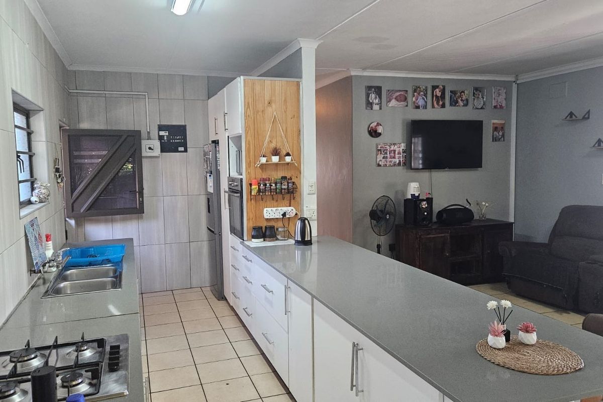Spacious Coastal Family Home For Sale in Hibberdene, KwaZulu Natal - Photo 4