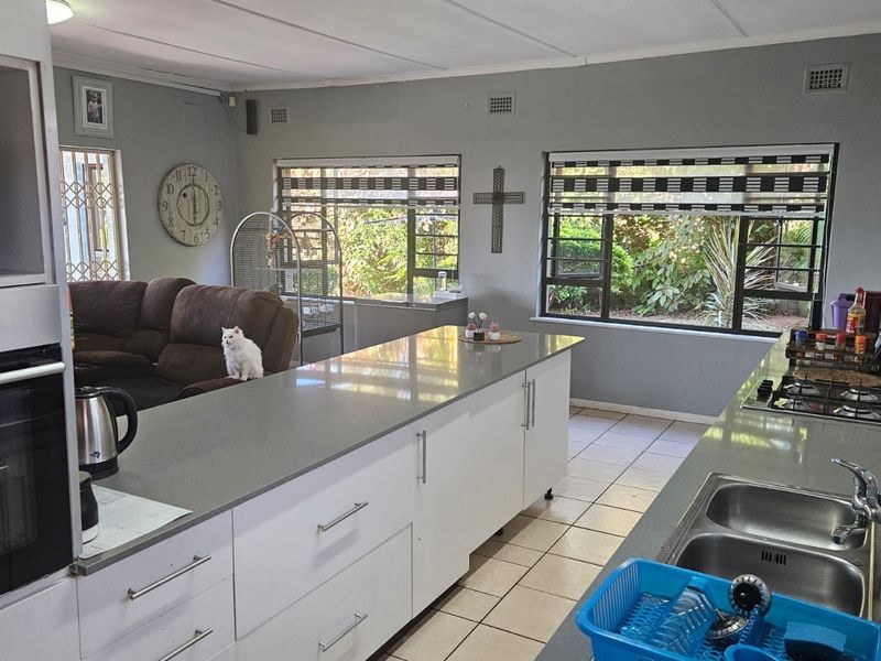 Spacious Coastal Family Home For Sale in Hibberdene, KwaZulu Natal - Photo 3