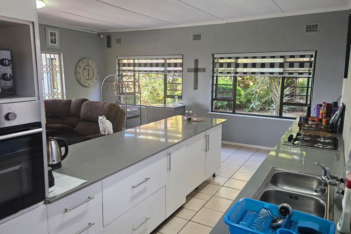 Spacious Coastal Family Home For Sale in Hibberdene, KwaZulu Natal - Photo 3