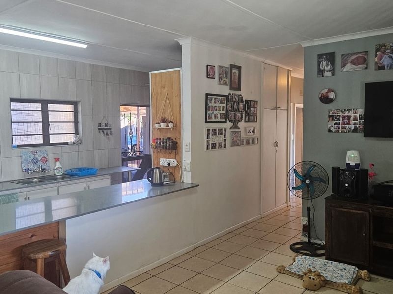 Spacious Coastal Family Home For Sale in Hibberdene, KwaZulu Natal - Photo 2