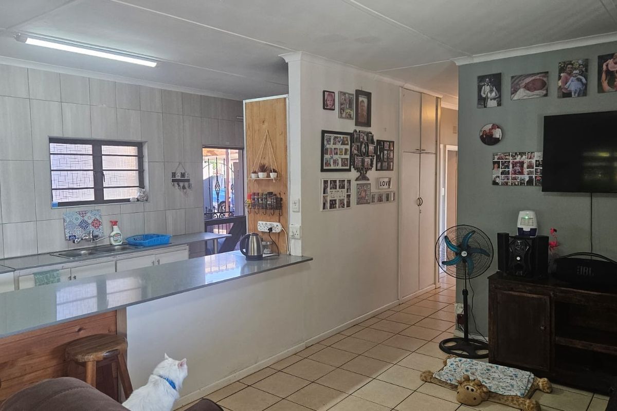 Spacious Coastal Family Home For Sale in Hibberdene, KwaZulu Natal - Photo 2