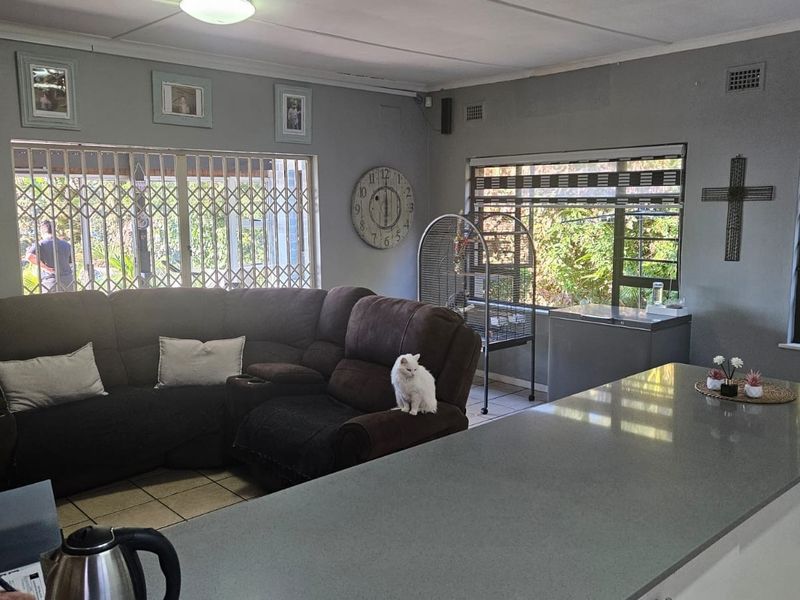 Spacious Coastal Family Home For Sale in Hibberdene, KwaZulu Natal - Photo 7