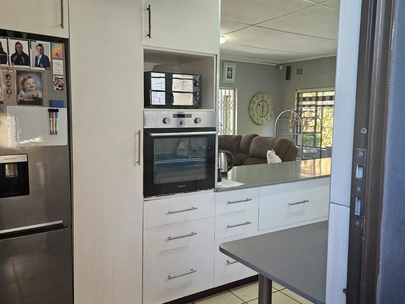 Spacious Coastal Family Home For Sale in Hibberdene, KwaZulu Natal - Photo 6