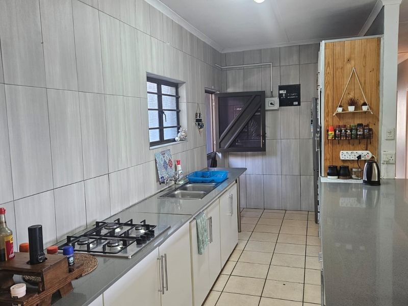 Spacious Coastal Family Home For Sale in Hibberdene, KwaZulu Natal - Photo 5