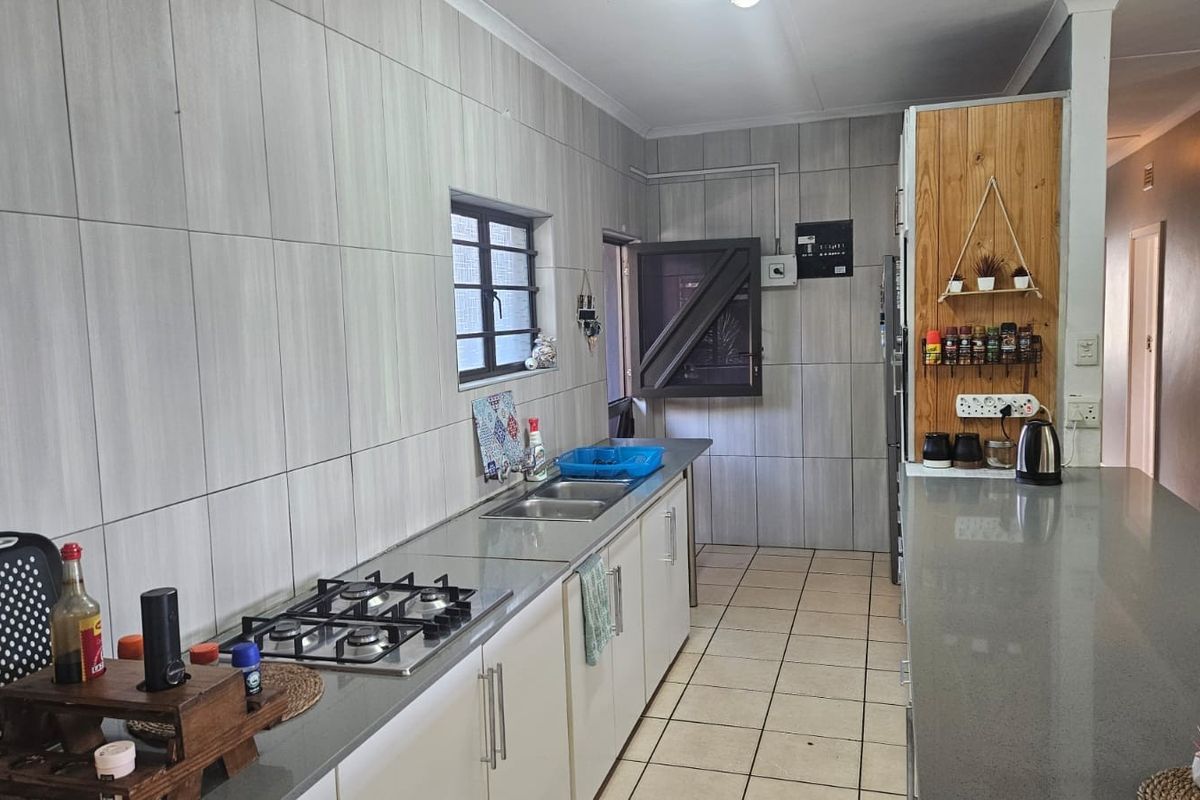 Spacious Coastal Family Home For Sale in Hibberdene, KwaZulu Natal - Photo 5