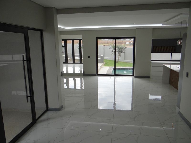 4 Bedroom + Study House For Sale in Fountainbrook Estate, Midstream Estate, Centurion - Photo 8