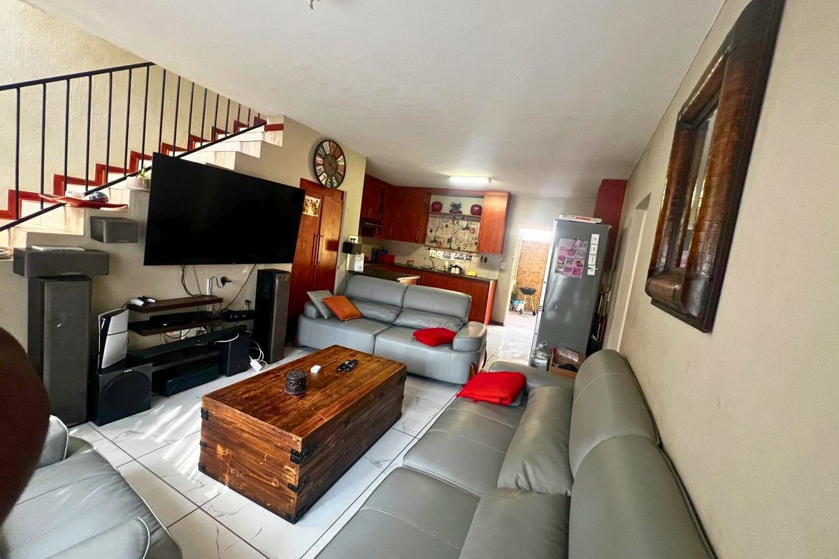 3 Bedroom Townhouse for Sale in Heuwelsig Estate, Centurion - Photo 3