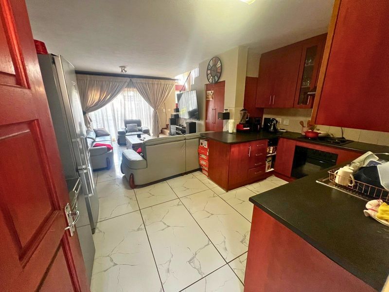 3 Bedroom Townhouse for Sale in Heuwelsig Estate, Centurion - Photo 2