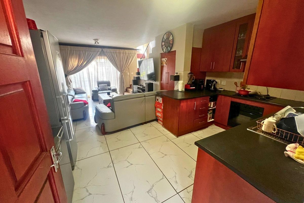 3 Bedroom Townhouse for Sale in Heuwelsig Estate, Centurion - Photo 2