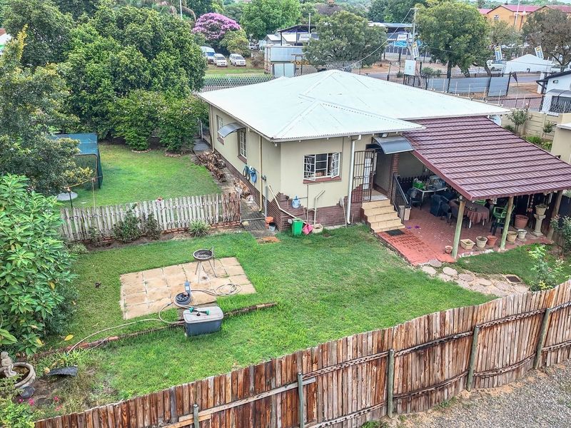 Perfectly situated property with zoning for motor workshop, offices and homestead - Photo 4