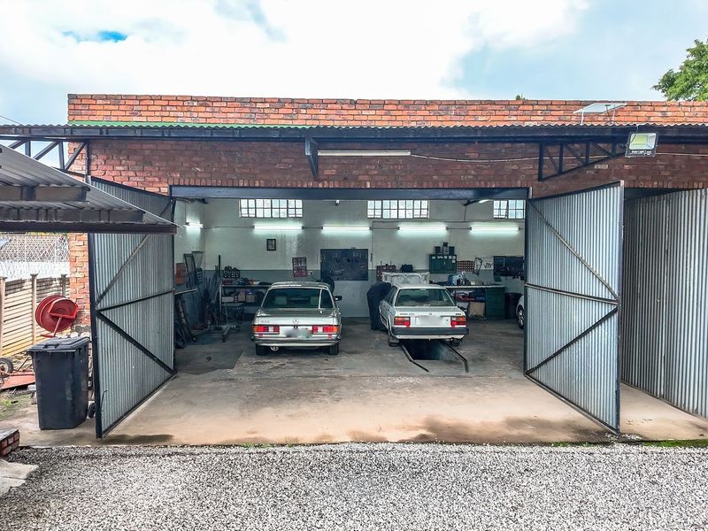 Perfectly situated property with zoning for motor workshop, offices and homestead - Photo 7