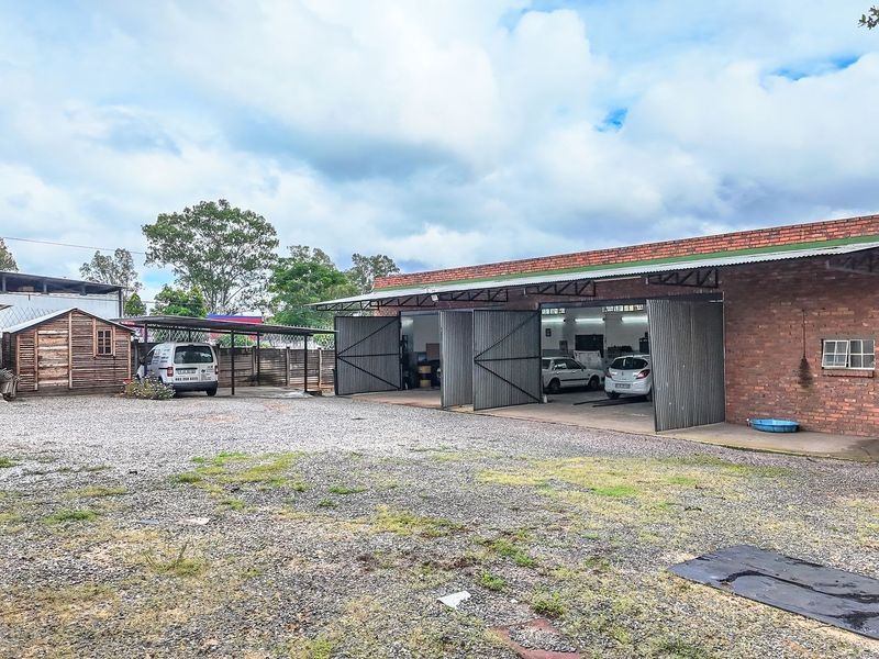 Perfectly situated property with zoning for motor workshop, offices and homestead - Photo 6