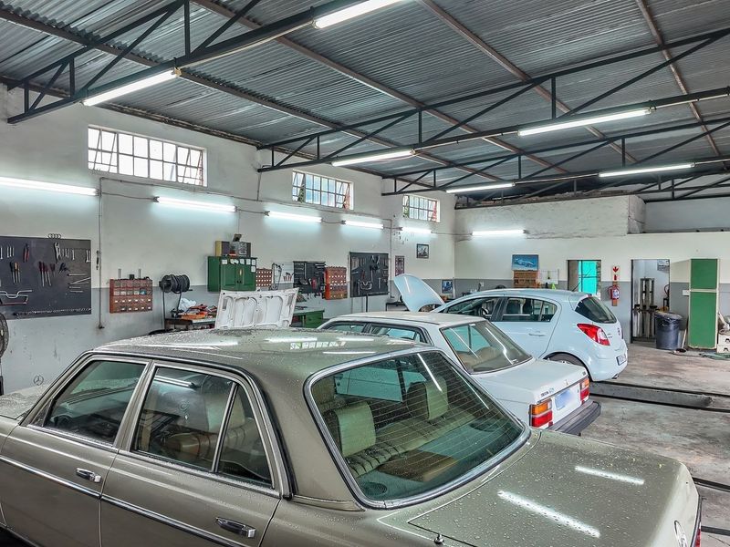 Perfectly situated property with zoning for motor workshop, offices and homestead - Photo 9