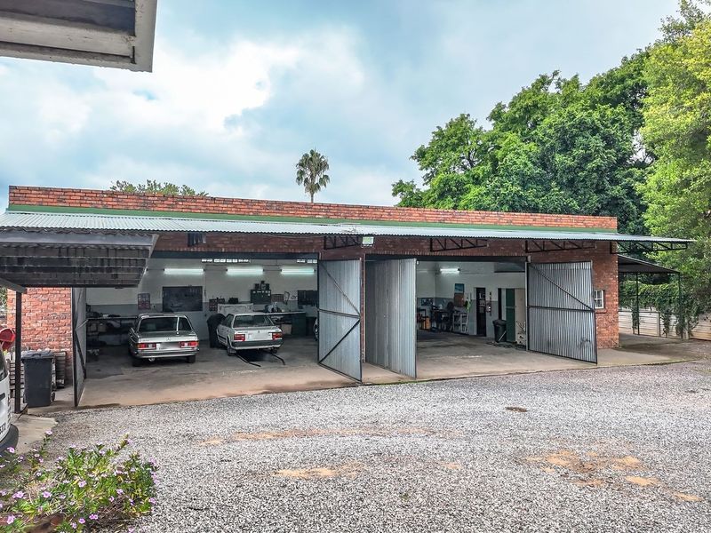 Perfectly situated property with zoning for motor workshop, offices and homestead - Photo 5