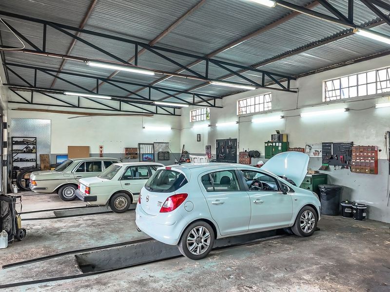 Perfectly situated property with zoning for motor workshop, offices and homestead - Photo 10