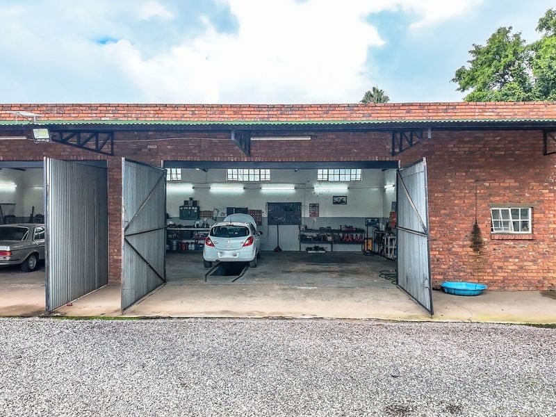 Perfectly situated property with zoning for motor workshop, offices and homestead - Photo 8