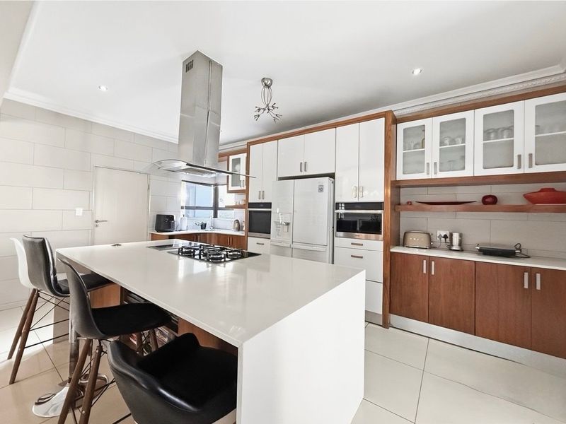 Exceptional Luxury Family Residence with Grand Entertaining Appeal - Photo 4
