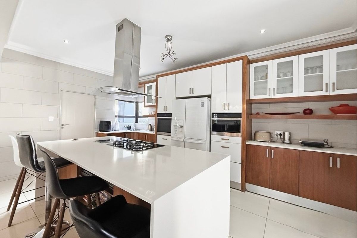 Exceptional Luxury Family Residence with Grand Entertaining Appeal - Photo 4