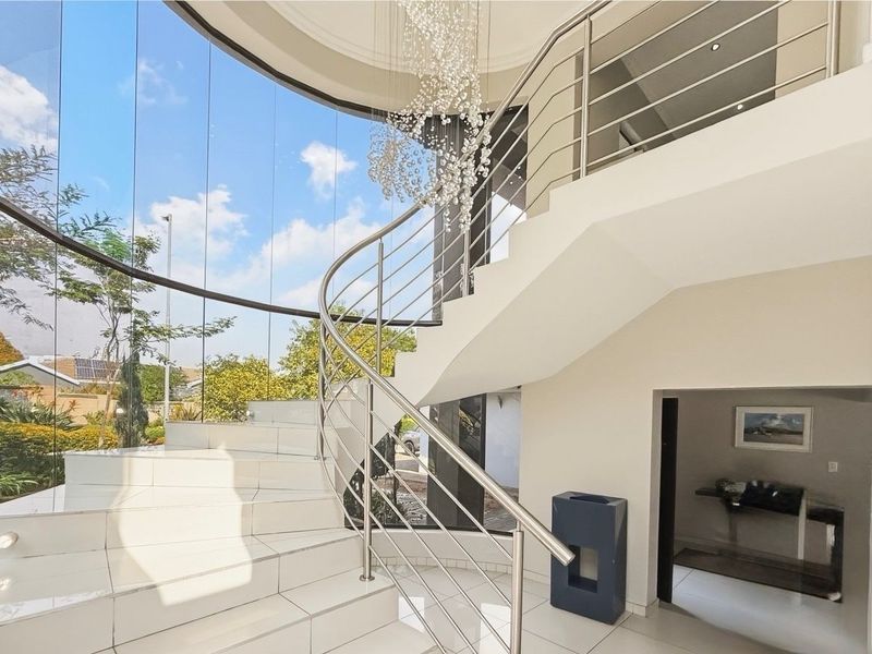 Exceptional Luxury Family Residence with Grand Entertaining Appeal - Photo 3