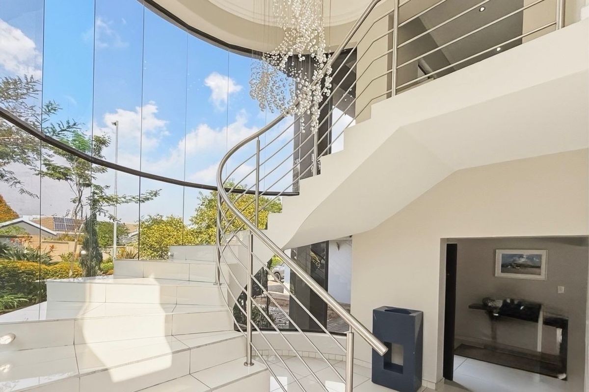 Exceptional Luxury Family Residence with Grand Entertaining Appeal - Photo 3