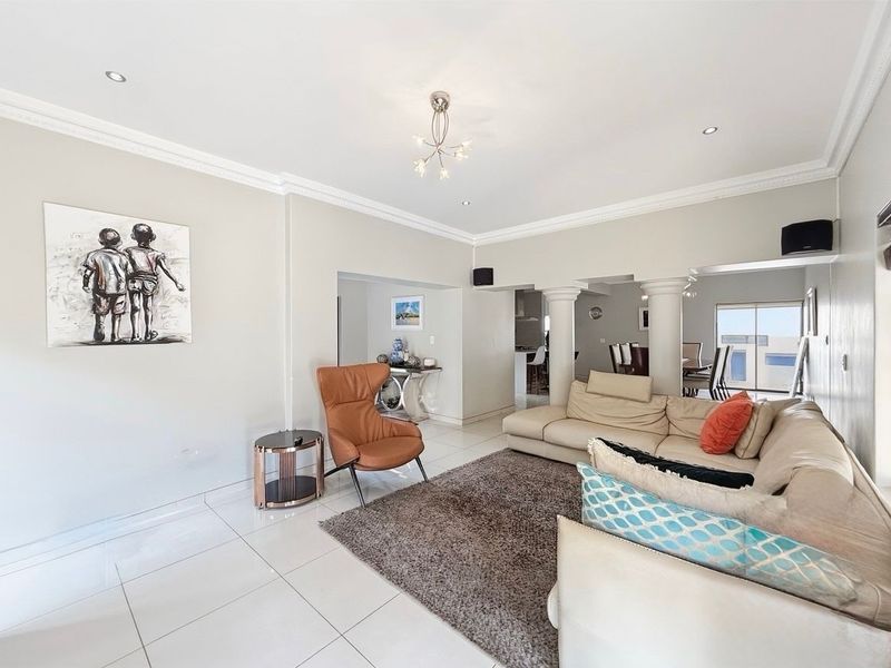 Exceptional Luxury Family Residence with Grand Entertaining Appeal - Photo 8