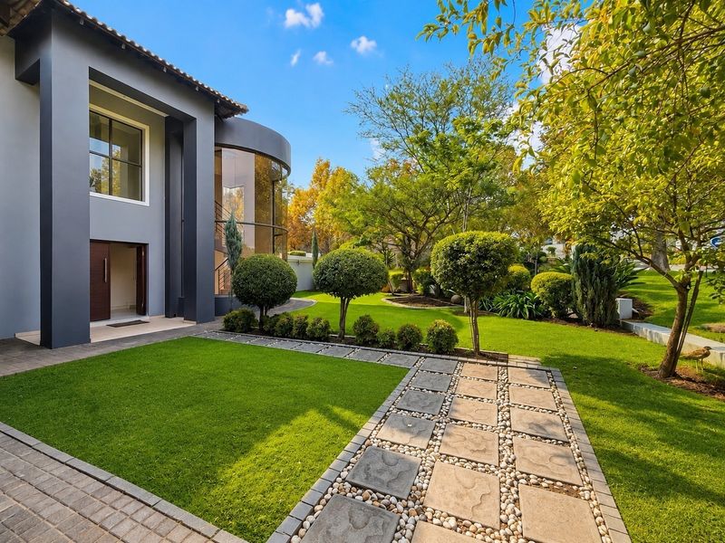 Exceptional Luxury Family Residence with Grand Entertaining Appeal - Photo 2