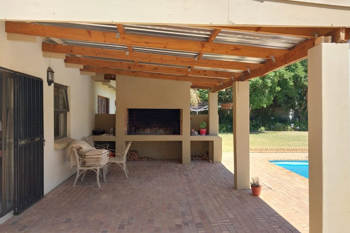 4 bedroom with huge erf in Porterville For Sale in Porterville - Photo 3