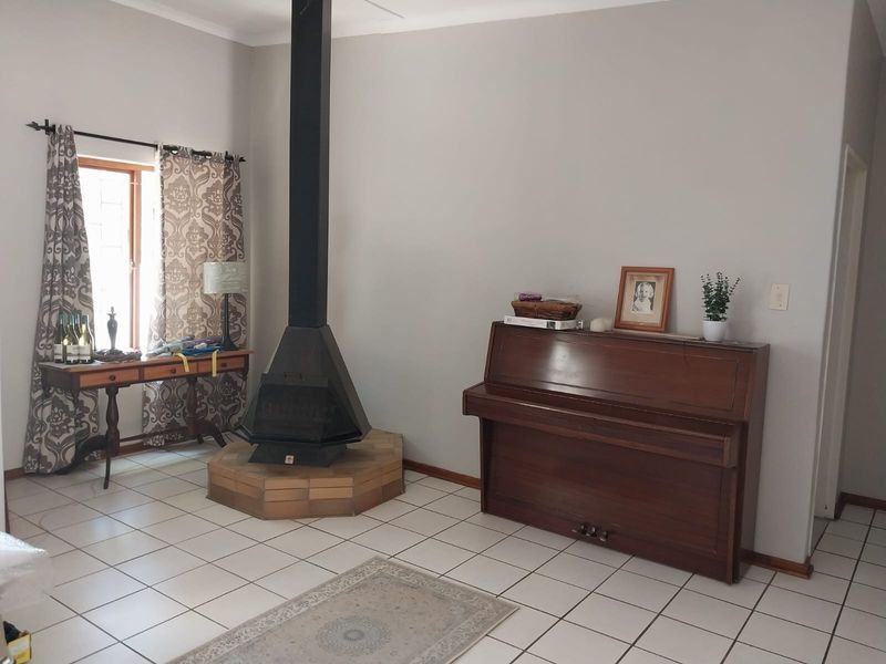 4 bedroom with huge erf in Porterville For Sale in Porterville - Photo 4