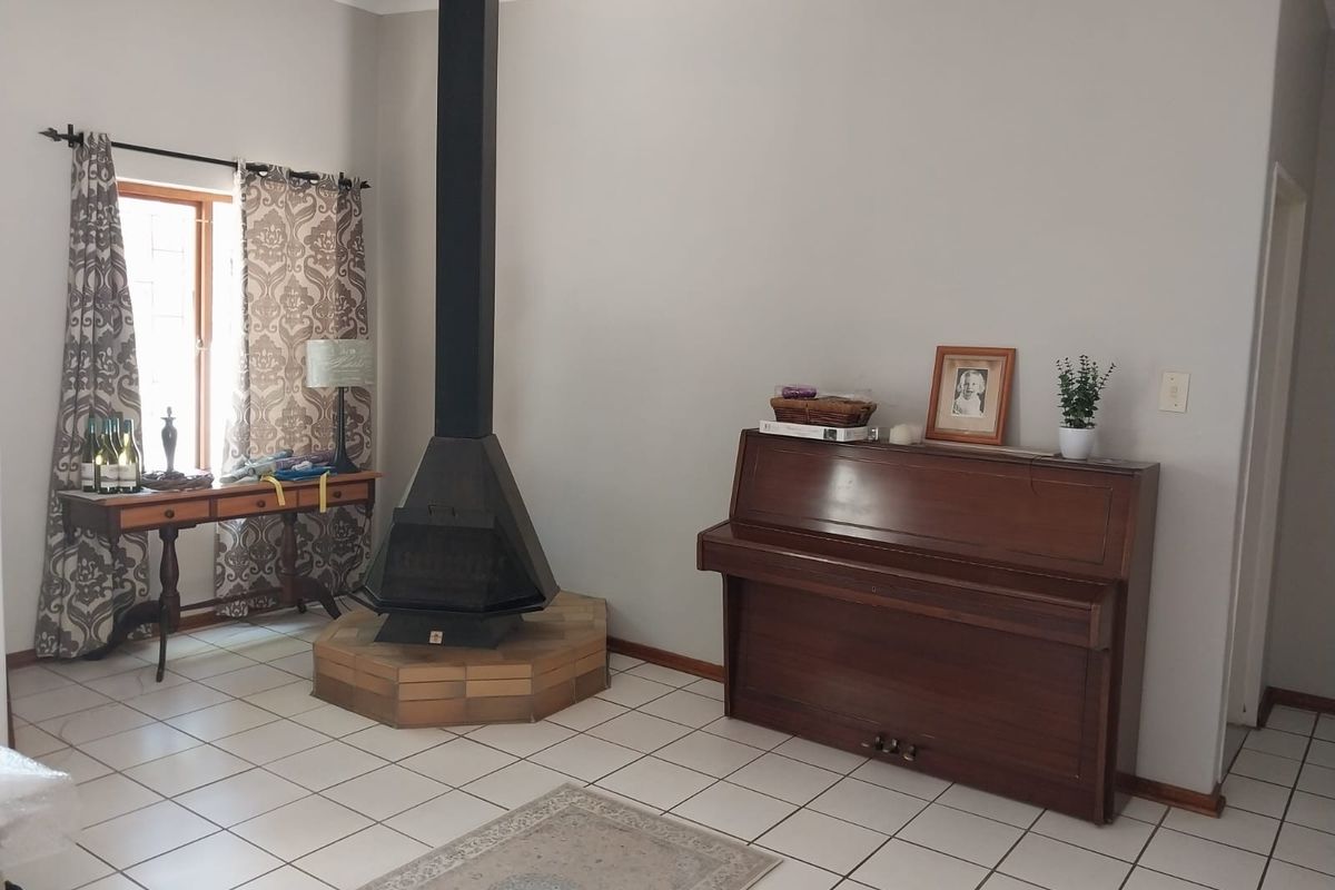 4 bedroom with huge erf in Porterville For Sale in Porterville - Photo 4