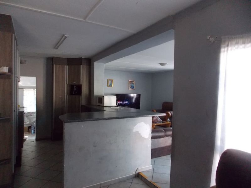 House For Sale in Roosheuwel, Klerksdorp, North West - Photo 4
