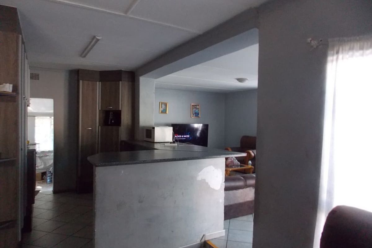 House For Sale in Roosheuwel, Klerksdorp, North West - Photo 4