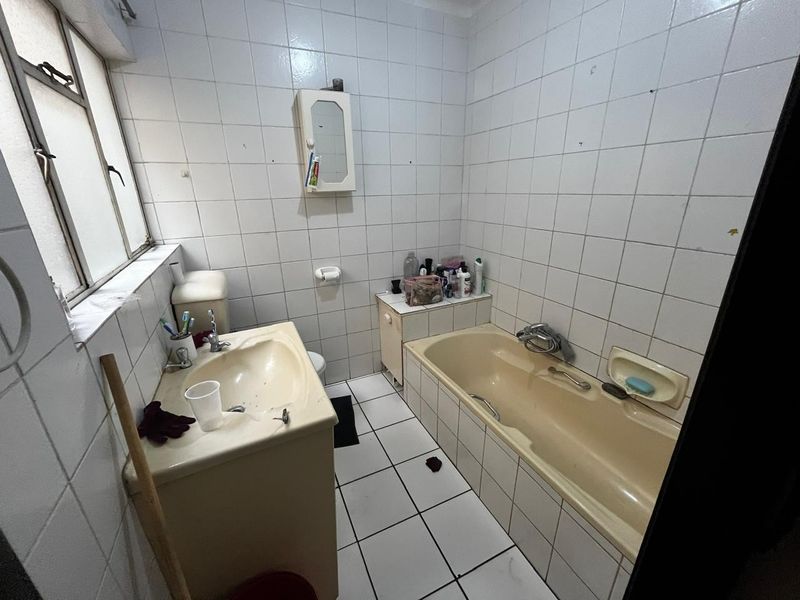 Spacious 2-Bedroom Apartment with Private Courtyard in Delmas - Photo 9