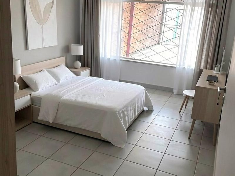 Spacious 2-Bedroom Apartment with Private Courtyard in Delmas - Photo 8