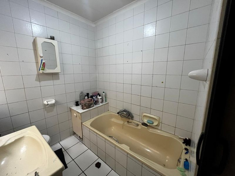 Spacious 2-Bedroom Apartment with Private Courtyard in Delmas - Photo 10